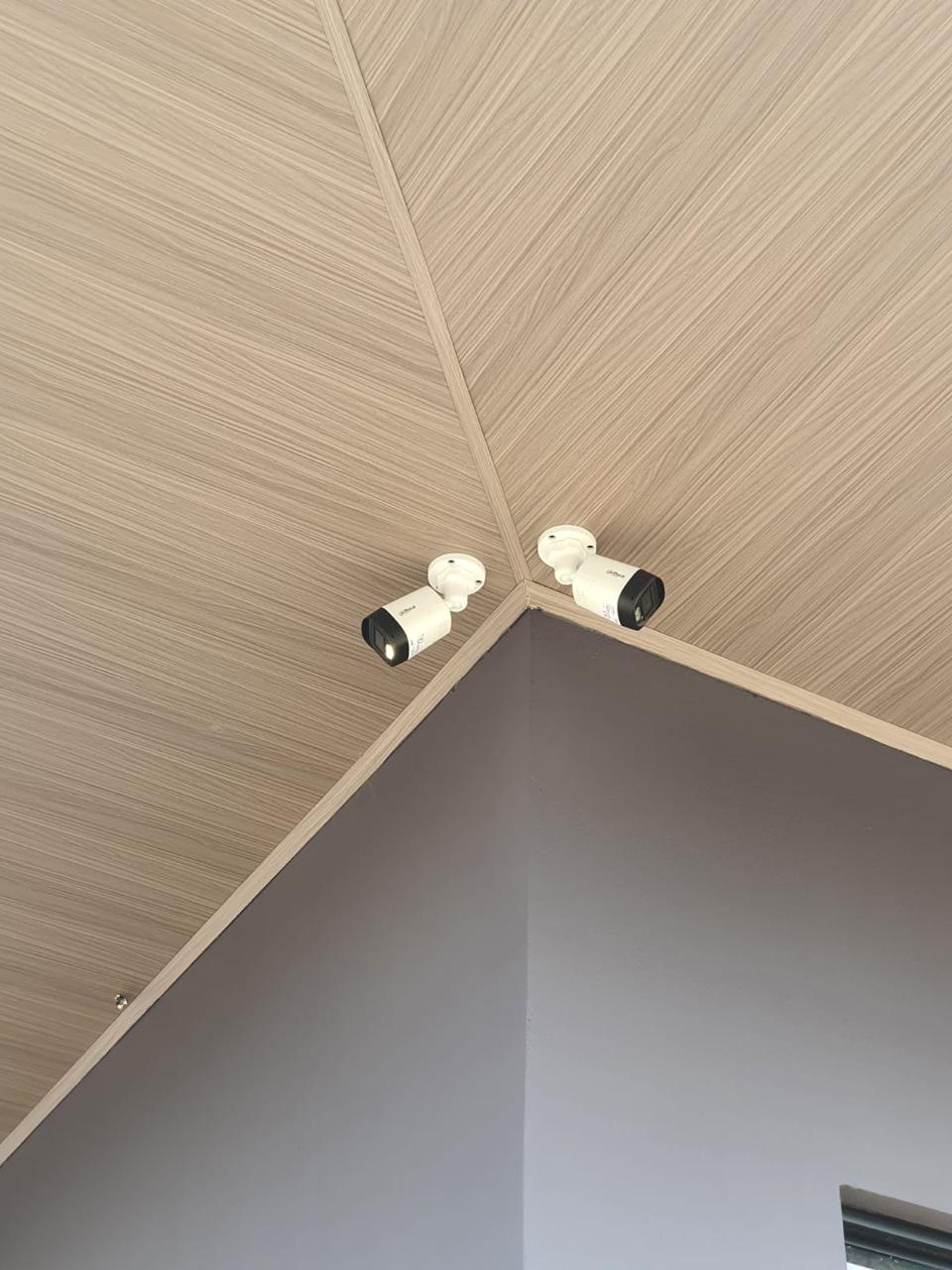 Instalación de alarma y control de acceso