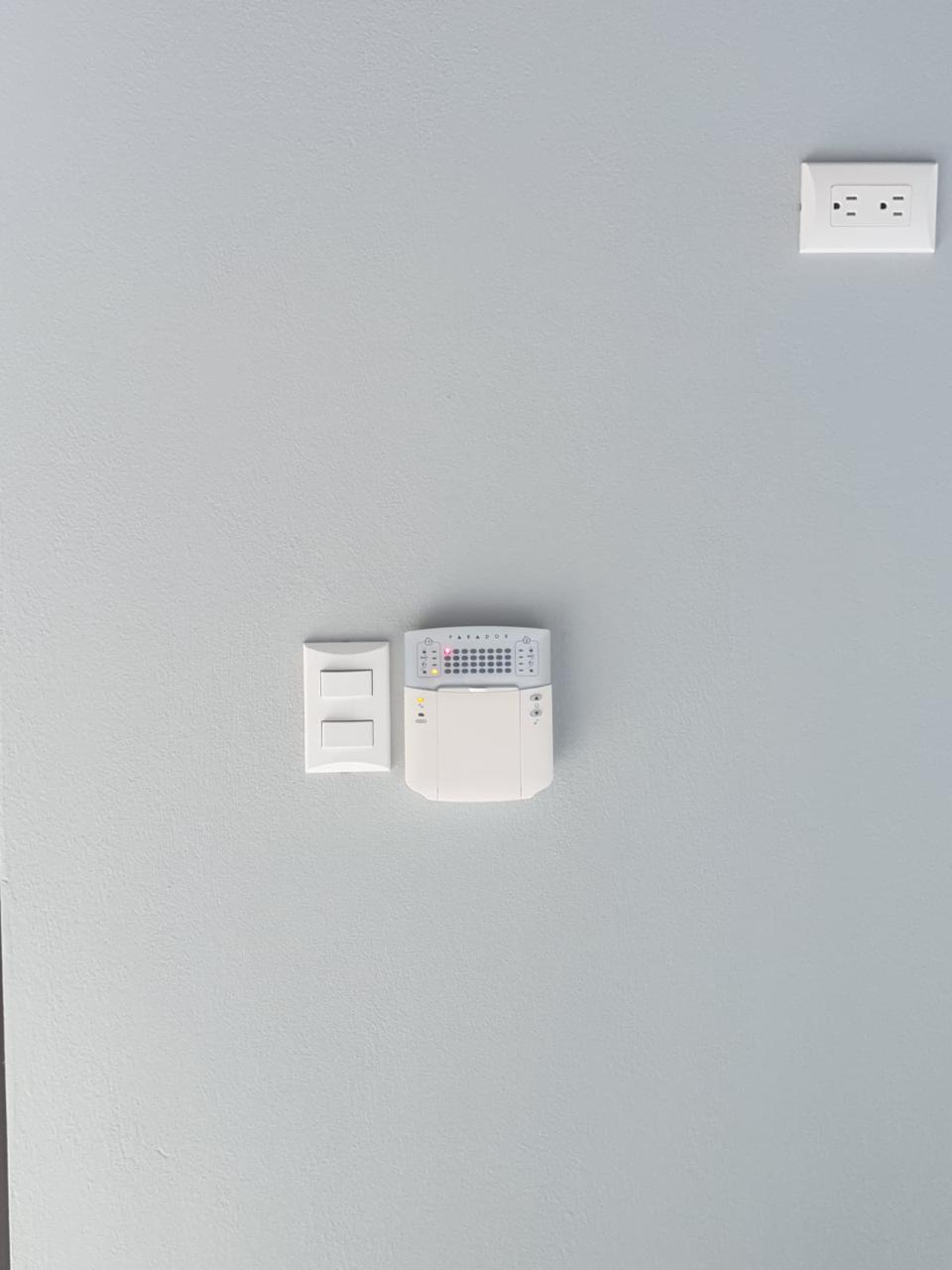 Instalación de alarma y control de acceso